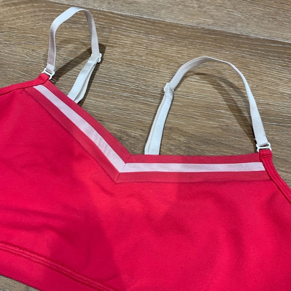 Lululemon V-Neck Adjustable Sports-Bra - Picture 3 of 7